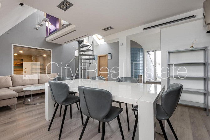 Fasādes māja, ieeja no ielas, kāpņu telpa pēc kapitālā remonta, terase, logi vērsti mājas Rīga - foto 6