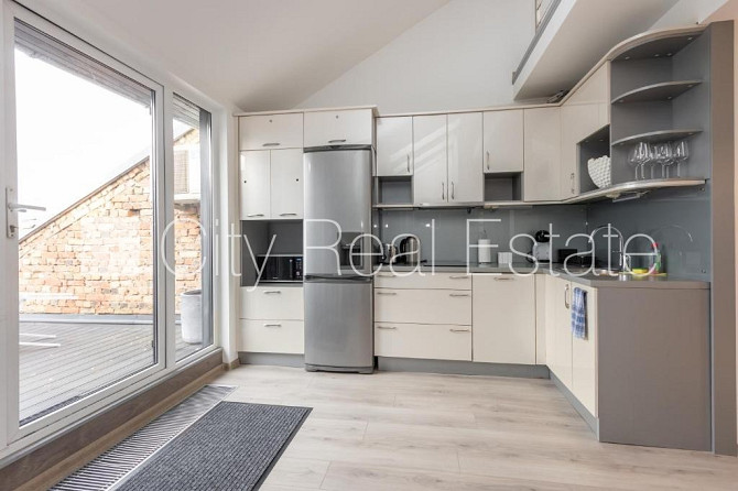 Fasādes māja, ieeja no ielas, kāpņu telpa pēc kapitālā remonta, terase, logi vērsti mājas Rīga - foto 9