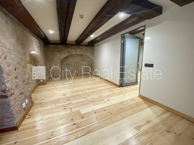 Fasādes māja, renovēta māja, ieeja no ielas, ir lifts, kāpņu telpa pēc kapitālā remonta, Rīga - foto 12