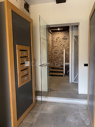 Fasādes māja, renovēta māja, ieeja no ielas, ir lifts, kāpņu telpa pēc kapitālā remonta, Rīga - foto 19