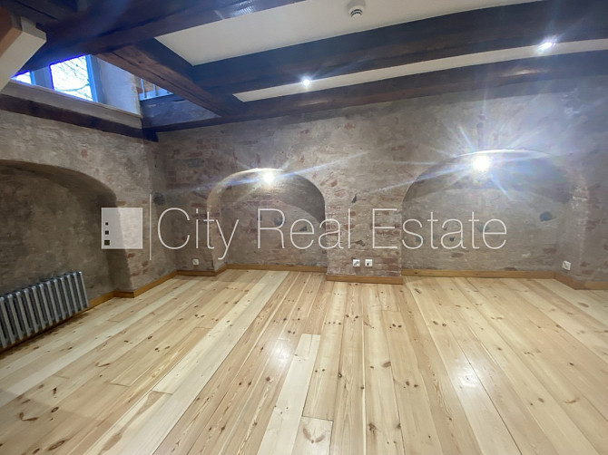 Fasādes māja, renovēta māja, ieeja no ielas, ir lifts, kāpņu telpa pēc kapitālā remonta, Rīga - foto 7