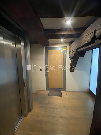 Fasādes māja, renovēta māja, ieeja no ielas, ir lifts, kāpņu telpa pēc kapitālā remonta, Rīga - foto 16