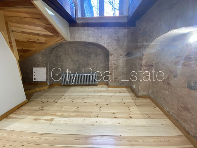 Fasādes māja, renovēta māja, ieeja no ielas, ir lifts, kāpņu telpa pēc kapitālā remonta, Rīga - foto 13