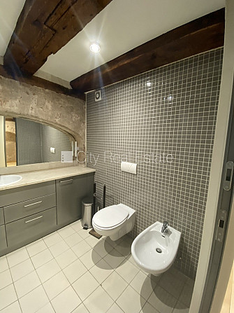 Fasādes māja, renovēta māja, ieeja no ielas, ir lifts, kāpņu telpa pēc kapitālā remonta, Rīga - foto 15