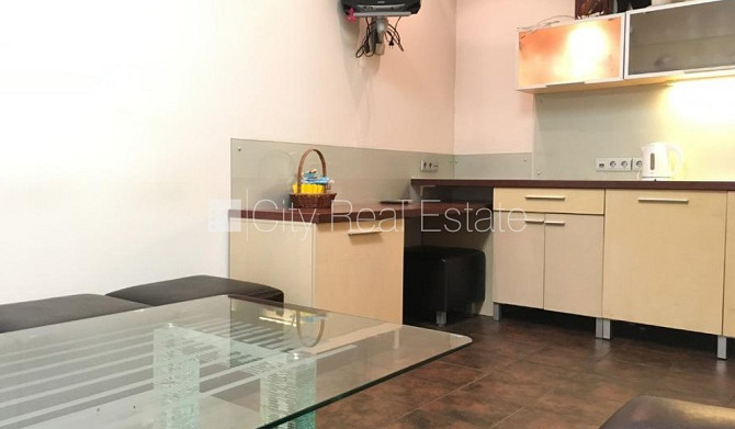 Jaunceltne, vieta automašīnai, ieeja no ielas, kāpņu telpa pēc kapitālā remonta, balkons, Rīga - foto 12