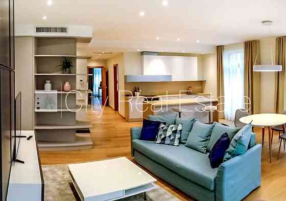 Благоустроенная озеленённая территория, закрытая территория, место для машины, Рига