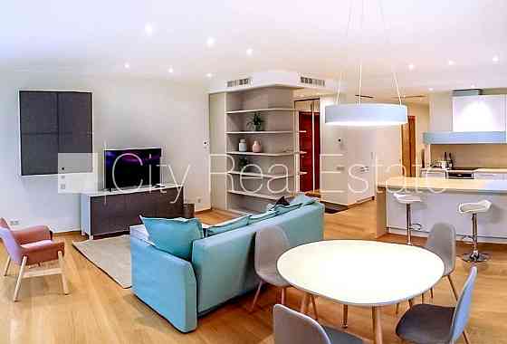 Благоустроенная озеленённая территория, закрытая территория, место для машины, Рига