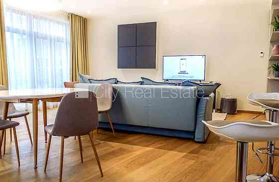 Благоустроенная озеленённая территория, закрытая территория, место для машины, Рига