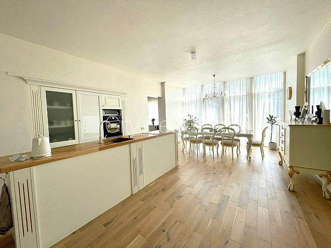 Privātmāja, labiekārtota apzaļumota teritorija, iežogota teritorija, vieta automašīnai, Jūrmala - foto 1