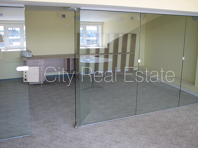 Fasādes māja, renovēta māja, ieeja no ielas, ir lifts, logi vērsti uz pagalma pusi, centrālā Rīga - foto 2