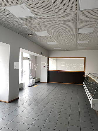 Fasādes māja, viena kvadrātmetra apsaimniekošanas maksa mēnesī  1.6 EUR, ieeja no ielas, logi Rīga - foto 3