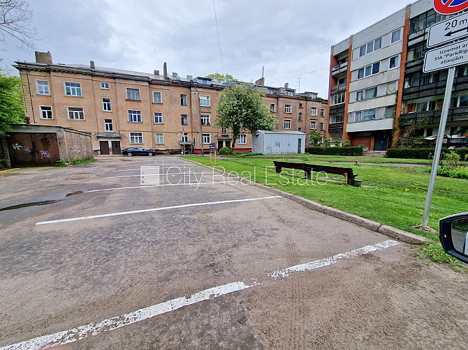 Vieta automašīnai, iebraukšana teritorijā uzrādot caurlaidi, teritorijas stāvlaukums noklāts Rīga - foto 1