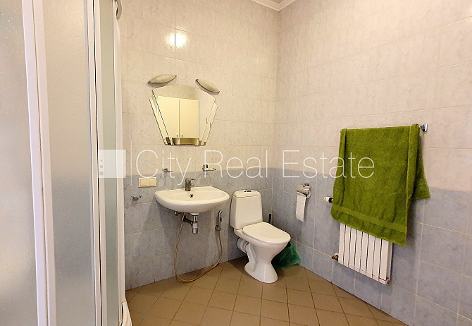 Zeme īpašumā, privātmāja, labiekārtota apzaļumota teritorija 1910 m2, garāža divām Rīga - foto 16