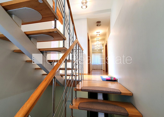 Zeme īpašumā, privātmāja, labiekārtota apzaļumota teritorija 1910 m2, garāža divām Rīga - foto 18