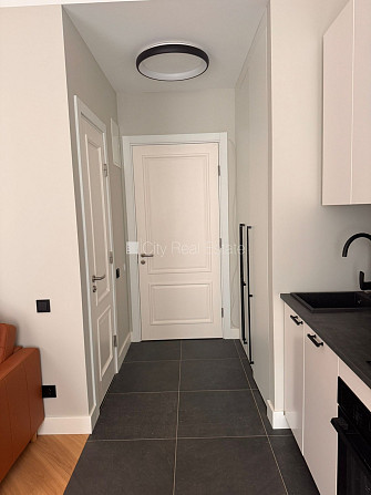 Studio tipa, virtuve apvienota ar istabu, augstie griesti, centrālā apkure, pilnā apdare, Rīga - foto 7