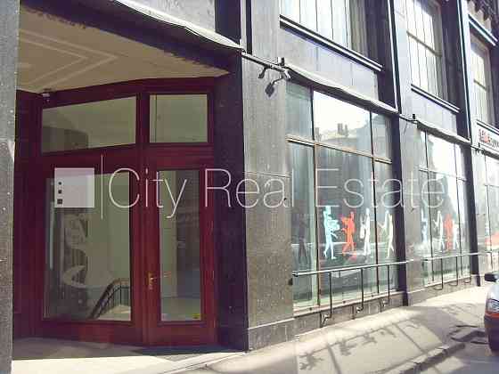 Фасадный дом, закрытый двор, вход с улицы, окна выходят во двор, окна выходят на Rīga