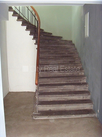 Fasādes māja, slēgts pagalms, ieeja no ielas, logi vērsti uz pagalma pusi, logi vērsti uz Rīga - foto 12