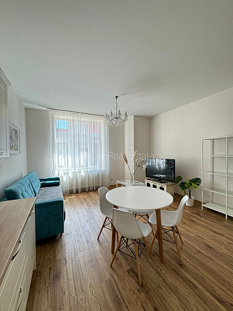 Fasādes māja, renovēta māja, labiekārtots apzaļumots pagalms, slēgts pagalms, ieeja no Rīga - foto 2