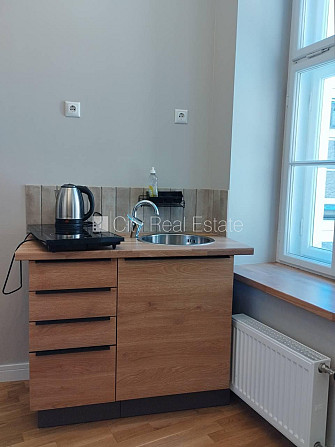 Fasādes māja, iespēja nomāt autostāvvietu, ieeja no ielas, kāpņu telpa pēc kapitālā Rīga - foto 6