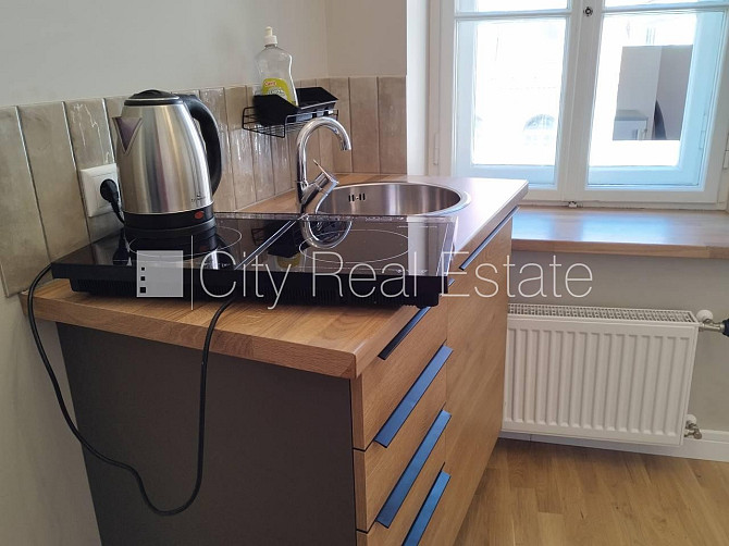 Fasādes māja, iespēja nomāt autostāvvietu, ieeja no ielas, kāpņu telpa pēc kapitālā Rīga - foto 7