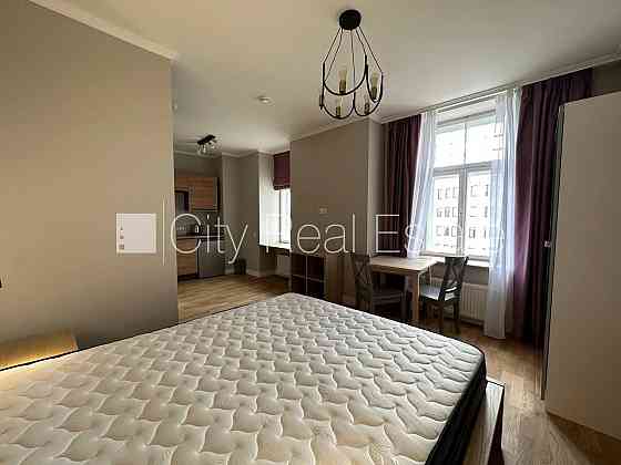 Фасадный дом, возможность аренды парковки, вход с улицы, лестничная клетка после Rīga