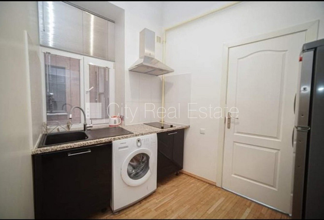 Fasādes māja, renovēta māja, objektu apsargā fiziskā apsardze, ieeja no pagalma, kāpņu Rīga - foto 11