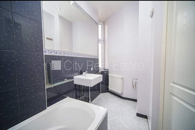 Fasādes māja, renovēta māja, objektu apsargā fiziskā apsardze, ieeja no pagalma, kāpņu Rīga - foto 15