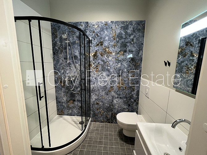 Фасадный дом, реновированный дом, подъездная дорога покрыта брущаткoй, Рига - изображение 5