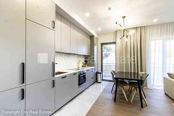 Новостройка, благоустроенная озеленённая территория, закрытый двор, территория Юрмала