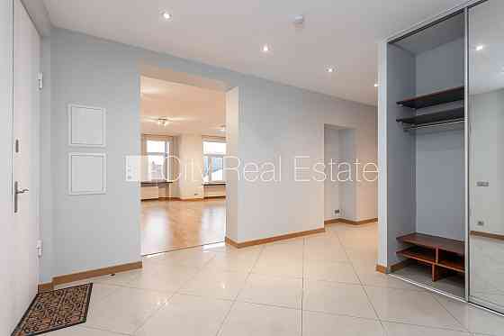 Фасадный дом, вход с улицы, лифт, окна выходят в обе стороны дома, высота потолков Rīga