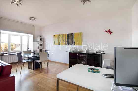 Фасадный дом, вход с улицы, лифт, окна выходят в обе стороны дома, высота потолков Rīga