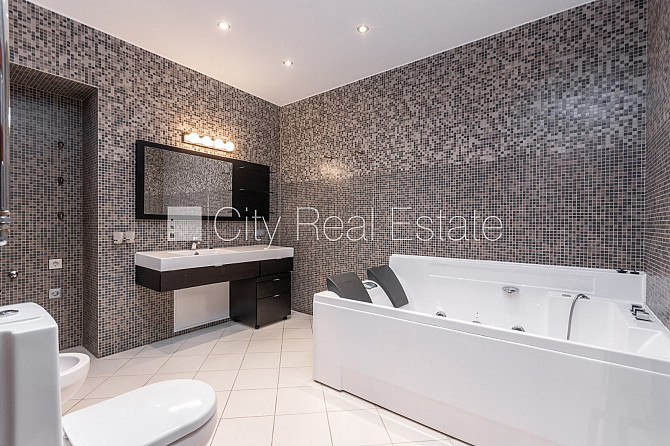 Fasādes māja, ieeja no ielas, ir lifts, logi vērsti mājas abās pusēs, griestu augstums 3,2 m, Rīga - foto 12