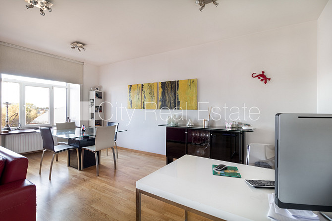 Fasādes māja, ieeja no ielas, ir lifts, logi vērsti mājas abās pusēs, griestu augstums 3,2 m, Rīga - foto 3