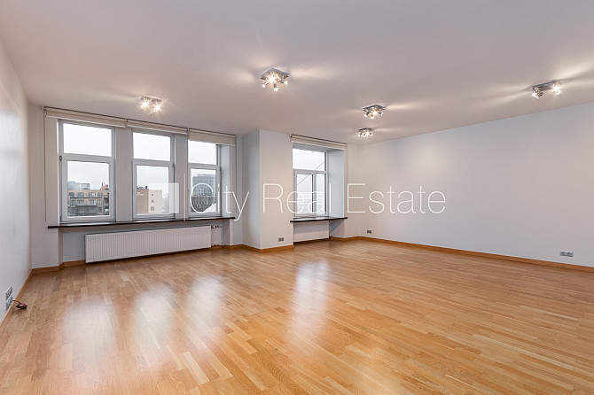 Fasādes māja, ieeja no ielas, ir lifts, logi vērsti mājas abās pusēs, griestu augstums 3,2 m, Rīga - foto 11