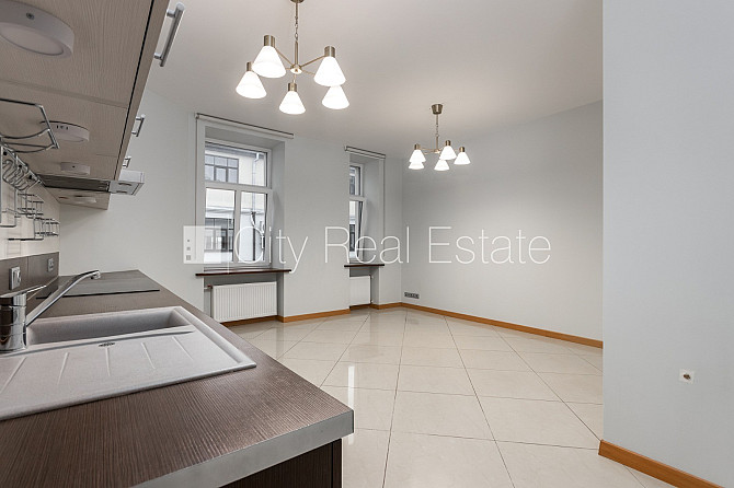 Fasādes māja, ieeja no ielas, ir lifts, logi vērsti mājas abās pusēs, griestu augstums 3,2 m, Rīga - foto 1