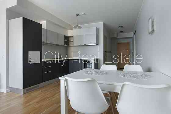 Проект - Kalpaka Residence, фасадный дом, благоустроенный озеленённый двор, вход с улицы, Rīga