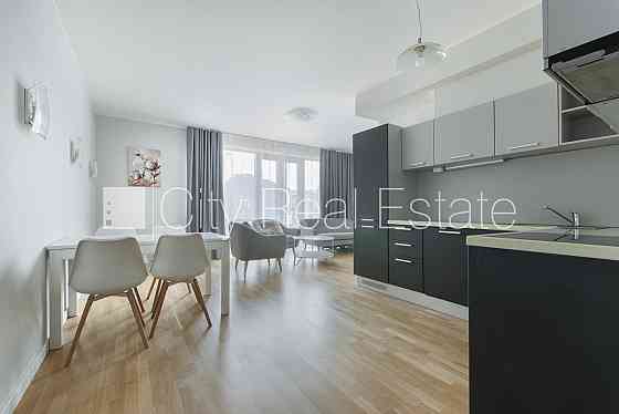 Проект - Kalpaka Residence, фасадный дом, благоустроенный озеленённый двор, вход с улицы, Rīga