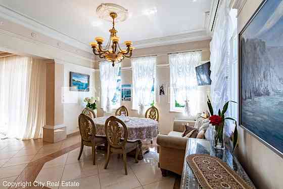 Благоустроенная озеленённая территория, территория обнесена забором, места для Jūrmala