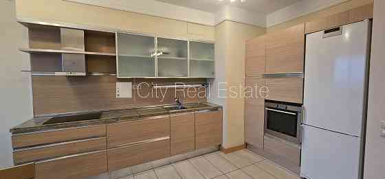 Новостройка, благоустроенный озеленённый двор, въездные ворота оснащены Rīga