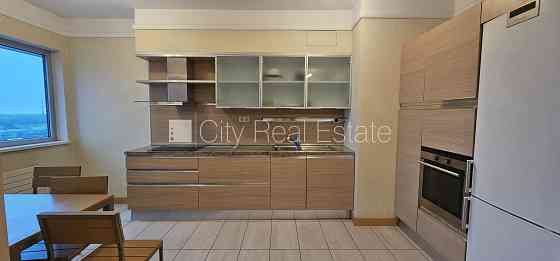 Новостройка, благоустроенный озеленённый двор, въездные ворота оснащены Rīga