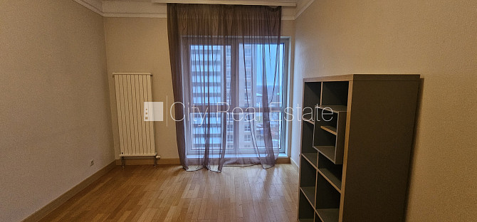 Jaunceltne, labiekārtots apzaļumots pagalms, teritorijas iebrauktuves vārti aprīkoti ar Rīga - foto 14