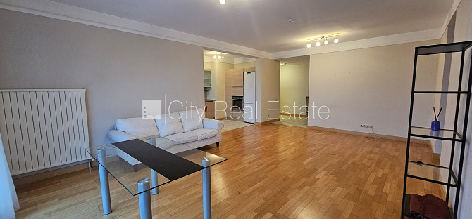 Jaunceltne, labiekārtots apzaļumots pagalms, teritorijas iebrauktuves vārti aprīkoti ar Rīga - foto 5