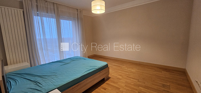 Jaunceltne, labiekārtots apzaļumots pagalms, teritorijas iebrauktuves vārti aprīkoti ar Rīga - foto 9