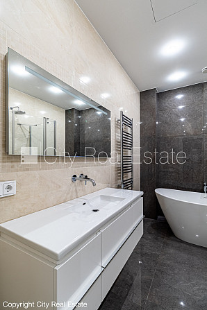 Renovēta māja, slēgts pagalms, iespēja nomāt autostāvvietu, apsargāta autostāvvieta, ieeja Rīga - foto 14