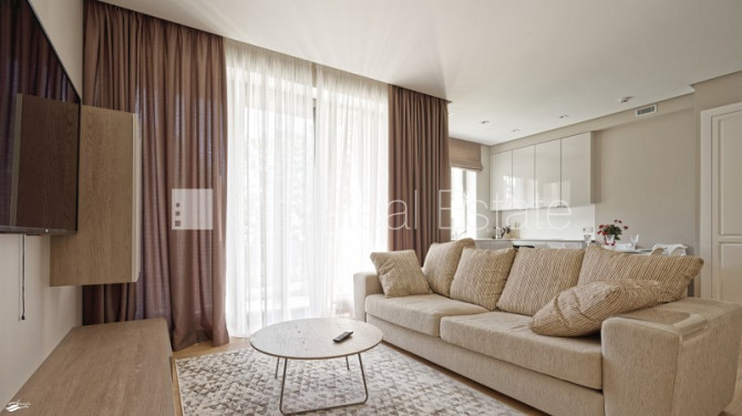 Новостройка, благоустроенный озеленённый двор, место для машины, балкон, Юрмала - изображение 2