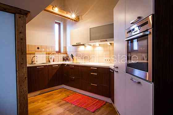 Фасадный дом, место для машины, лестничная клетка после косметического ремонта, Rīga