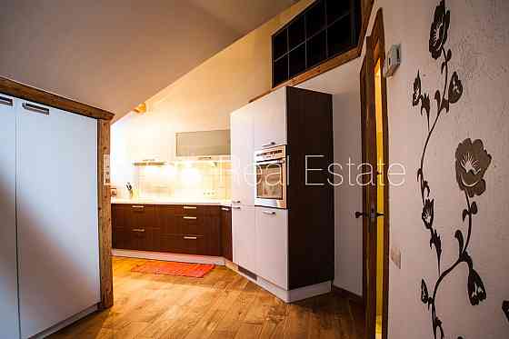 Фасадный дом, место для машины, лестничная клетка после косметического ремонта, Rīga