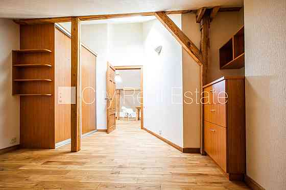 Фасадный дом, место для машины, лестничная клетка после косметического ремонта, Rīga