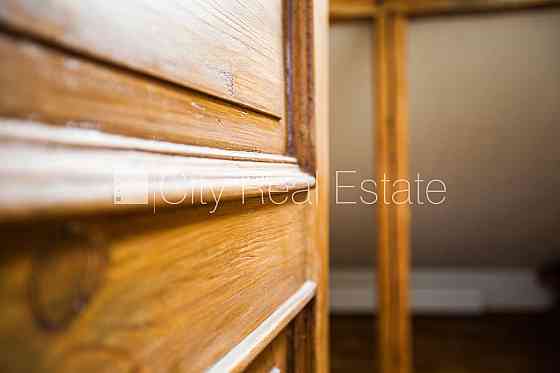 Фасадный дом, место для машины, лестничная клетка после косметического ремонта, Rīga