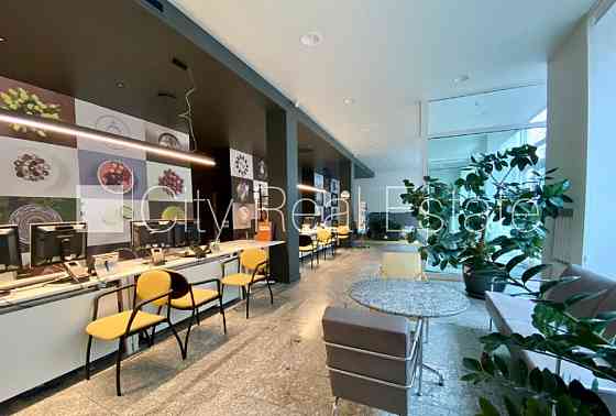 Фасадный дом, реновированный дом, вход с улицы, окна выходят в обе стороны дома, Рига